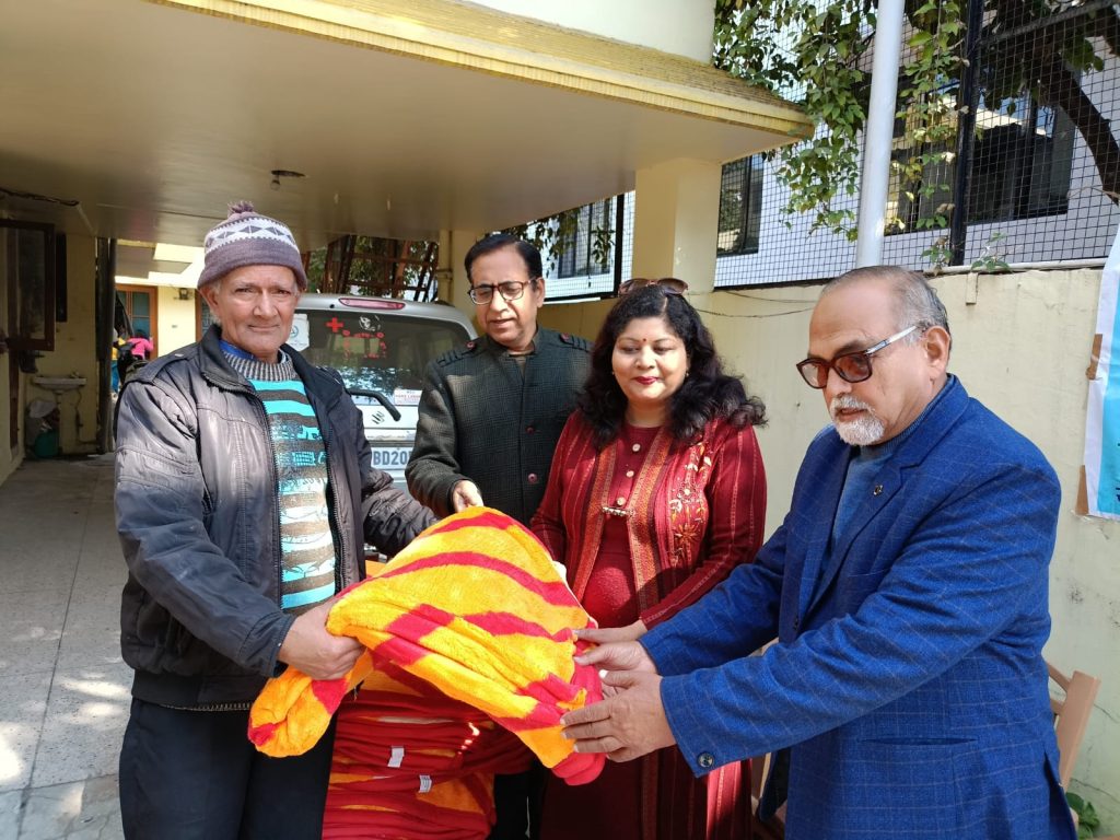 जिला रेडक्रास सोसाईटी सदस्यों ने जरूरतमंदों को किए कम्बल वितरित  