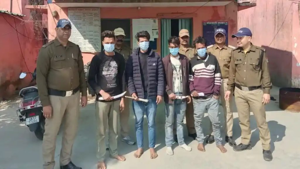 चार बदमाश धारदार हथियार सहित गिरफ्तार