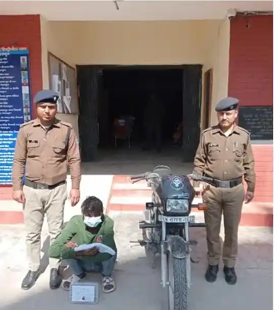  पुलिस ने लूट के 12 के भीतर आरोपी को दबोचा