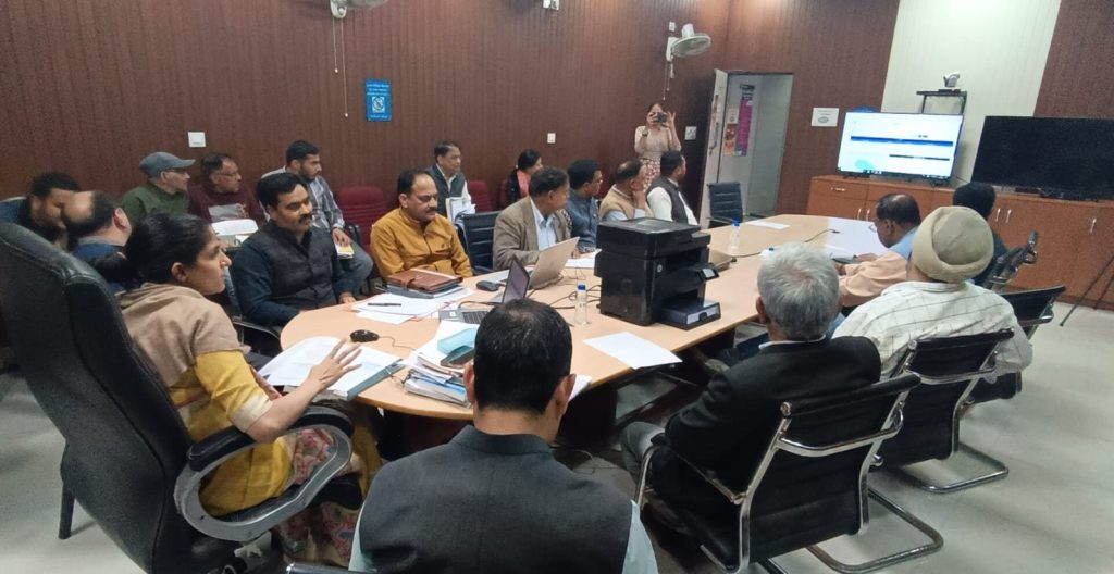 राजनैतिक दलों के प्रतिनिधियों की उपस्थिति में किया गया ईवीएम वीवीपैट मशीनों का प्रथम रैण्डमाईजेशन