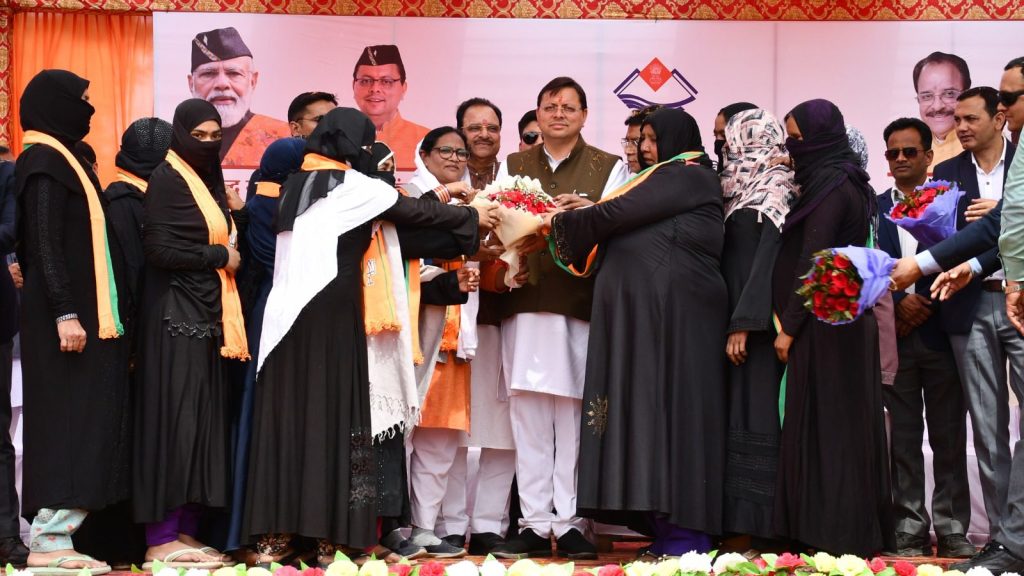 मुख्यमंत्री धामी ने 2600 लाभार्थियों को किया नजूल भूमि पट्टा का निःशुल्क वितरण