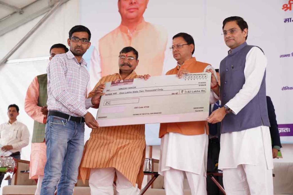 मुख्यमंत्री ने राज्य पशुधन मिशन योजनान्तर्गत लाभार्थियों को किए चेक वितरित, आंचल ब्राण्ड के तहत आंचल शहद एवं आंचल इनामी योजना का किया शुभारम्भ