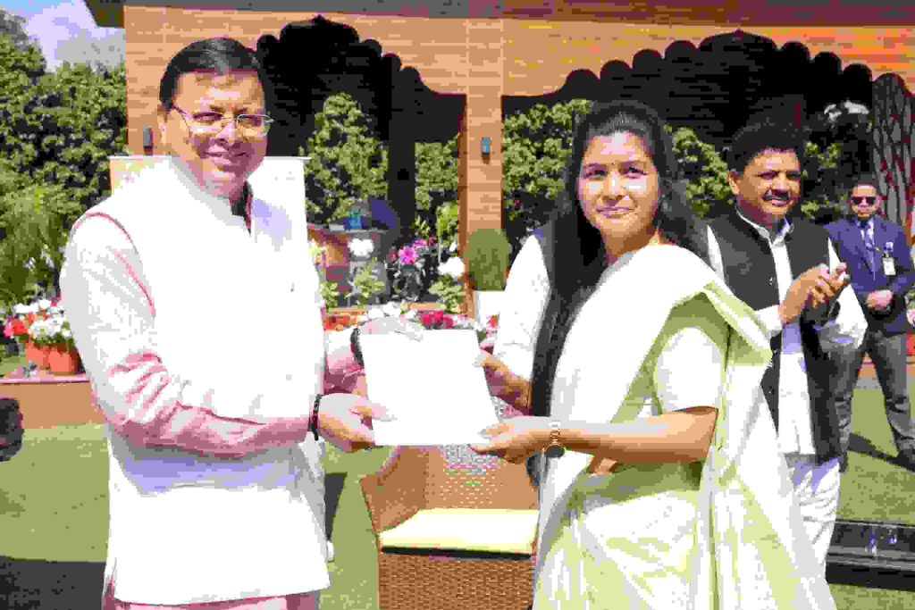 सीएम ने महिला सशक्तिकरण एवं बाल विकास तथा आबकारी विभाग के अन्तर्गत चयनित अभ्यर्थियों को वितरित किये नियुक्ति पत्र