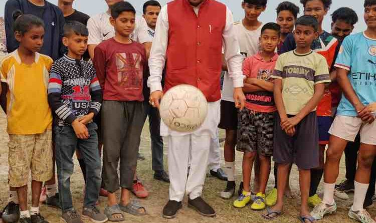 फुटबॉल खेल रहे युवकों के मध्य अचानक पहुंचे सीएम धामी, युवा खिलाड़ी हुए उत्साहित