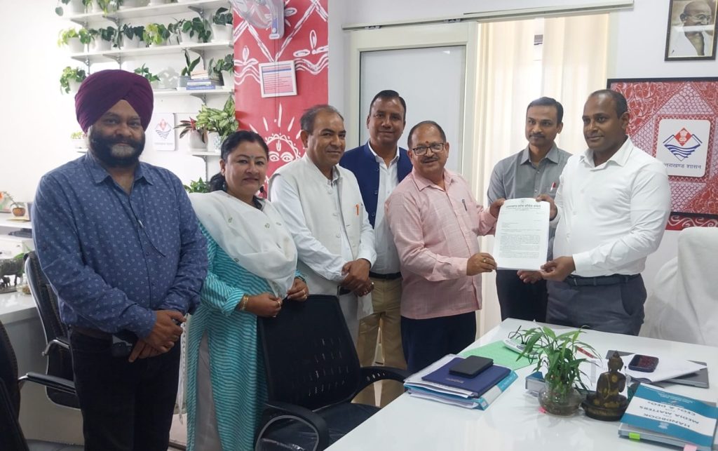 बदरीनाथ व मंगलौर विधान सभा के उपचुनाव जल्द कराने की मांग को लेकर मुख्य निर्वाचन अधिकारी से मिले कांग्रेसी
