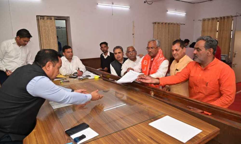 हरिद्वार से ऑनलाइन के बाद अब ऑफलाइन किया त्रिवेंद्र ने नामांकन, ये भी रहे मौजूद..