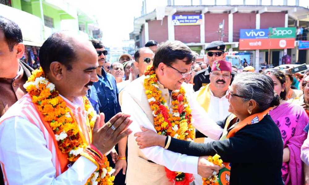 सीएम धामी ने बीजेपी प्रत्याशी अजय टम्टा के पक्ष में की पद यात्रा, डीडीहाट में की जनसभा