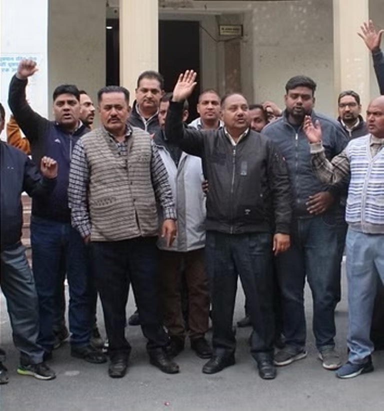 विधायक की बदसलूकी आम जनता पर भारी, निगम कर्मचारियों ने किया  सफाई सहित सभी काम-काज ठप