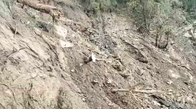 पहाड़ी काटने के दौरान हुआ भूस्खलन, मची भगदड़, कई घरों में दरारें