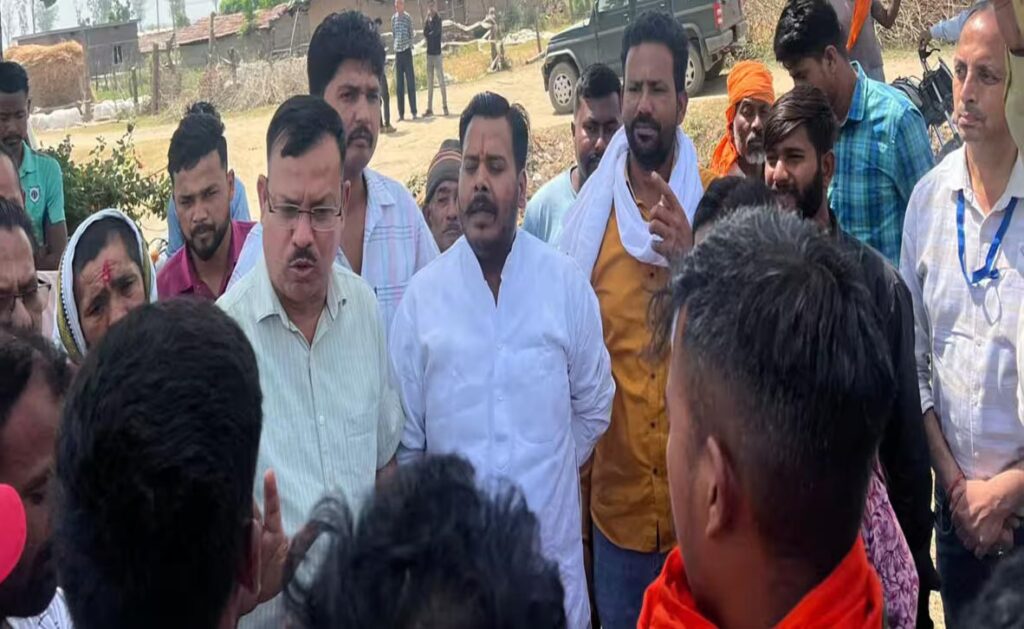 रोड नहीं तो वोट नहीं के नारे के साथ ग्रामीणों ने किया चुनाव का बहिष्कार
