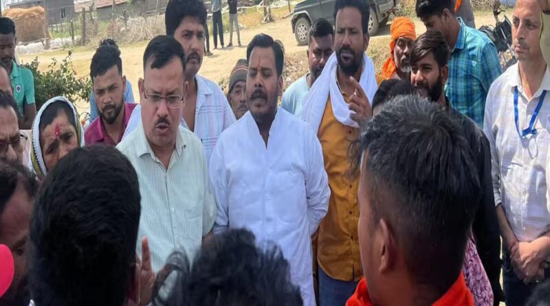 रोड नहीं तो वोट नहीं के नारे के साथ ग्रामीणों ने किया चुनाव का बहिष्कार