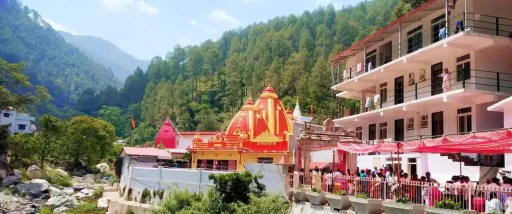 चुनाव प्रचार के अंतिम दिन भाजपा की जीत के लिए धामी ने कैंची धाम में मांगा आशीर्वाद