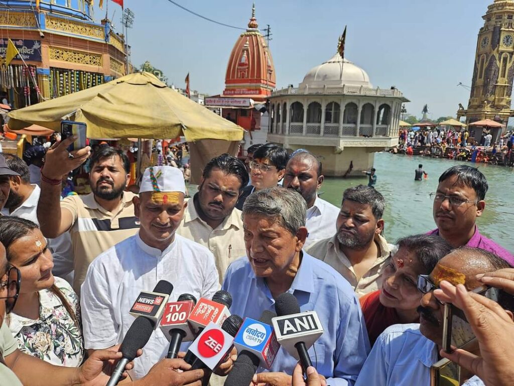रामनवमी पर हरीश रावत ने हर की पैड़ी पर पुत्र वीरेंद्र रावत सहित की गंगा की पूजा अर्चना