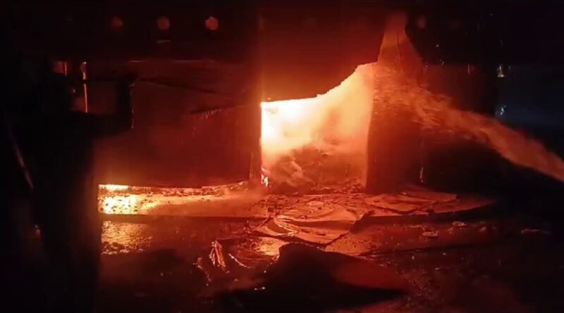 पलटन बाजार में तीन मंजिला दुकान में लगी भीषण आग,सारा सामान खाक