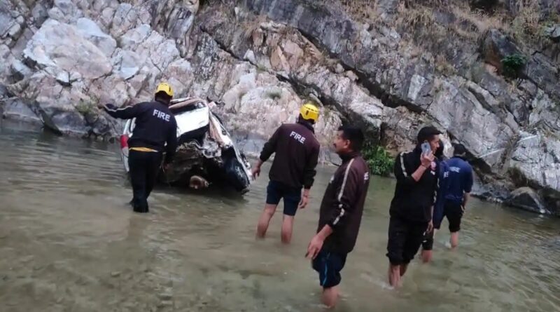 अनियंत्रित होकर खाई में गिरी कार,दो सगे भाईयों सहित चार की मौत