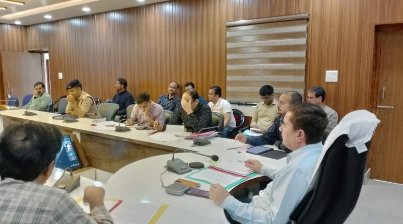 राजकाजः डीएम  ने ली चारधाम यात्रा की समीक्षा बैठक