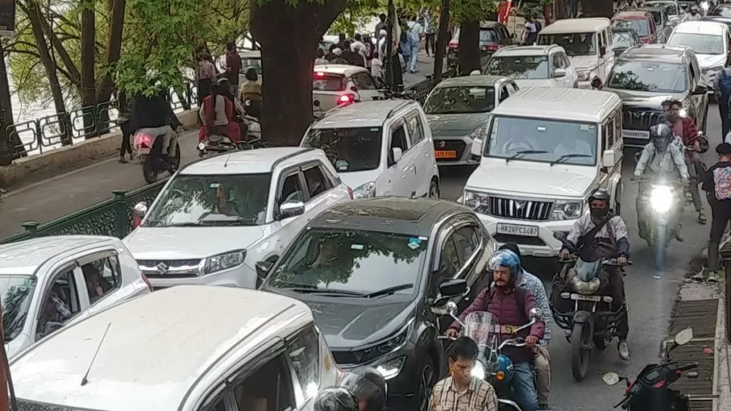 नैनीताल में उमड़ा पर्यटकों का सैलाब,यातायात व्यवस्था चरमराई