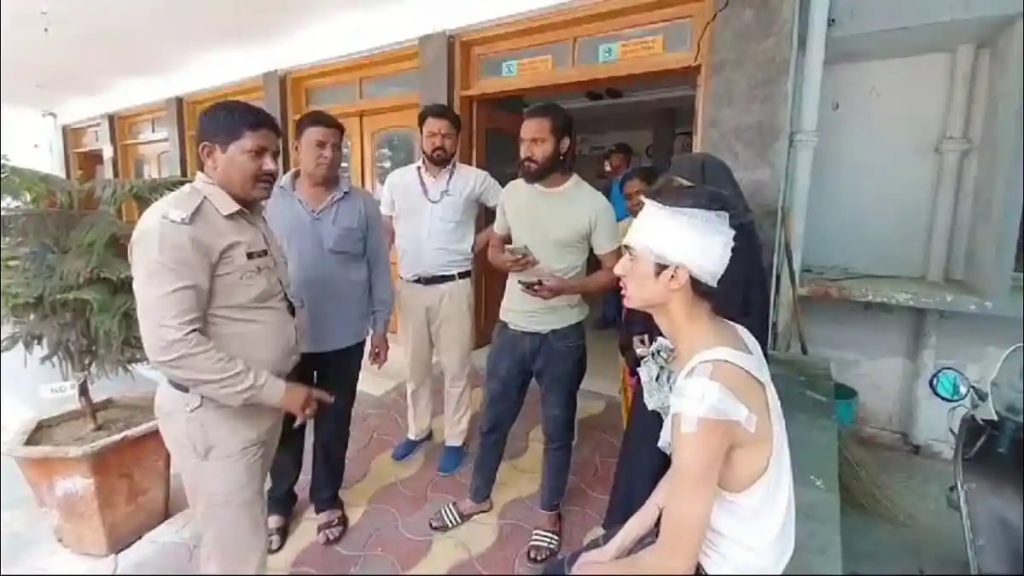दुकान में काम कर रहे युवक पर जानलेवा हमला