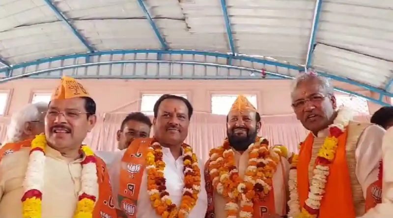 कांग्रेस को फिर झटका, पूर्व सीएम हरीश रावत के कई करीबियों ने छोड़ी पार्टी