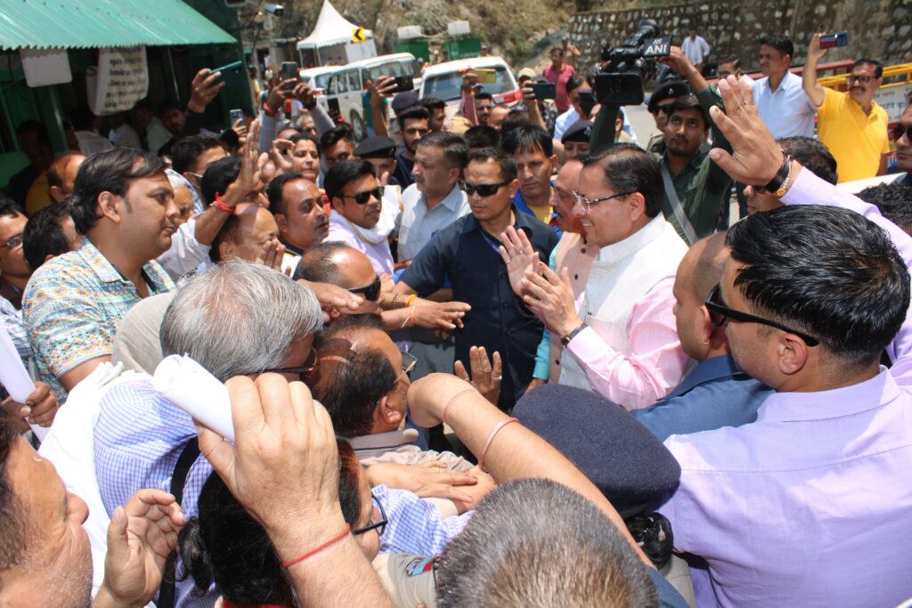 चारधाम यात्रा में व्यवस्थाओं का जायजा लेने ग्राउंड जीरो पर पहुँचे सीएम पुष्कर सिंह धामी