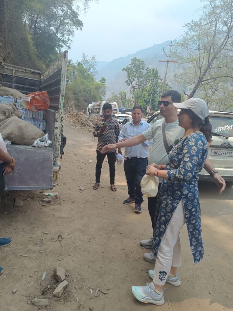 जाम में फंसे श्रद्धालुओं को जिला प्रशासन ने भोजन के पैकेट व पानी की बोतलें देकर पहुंचायी राहत
