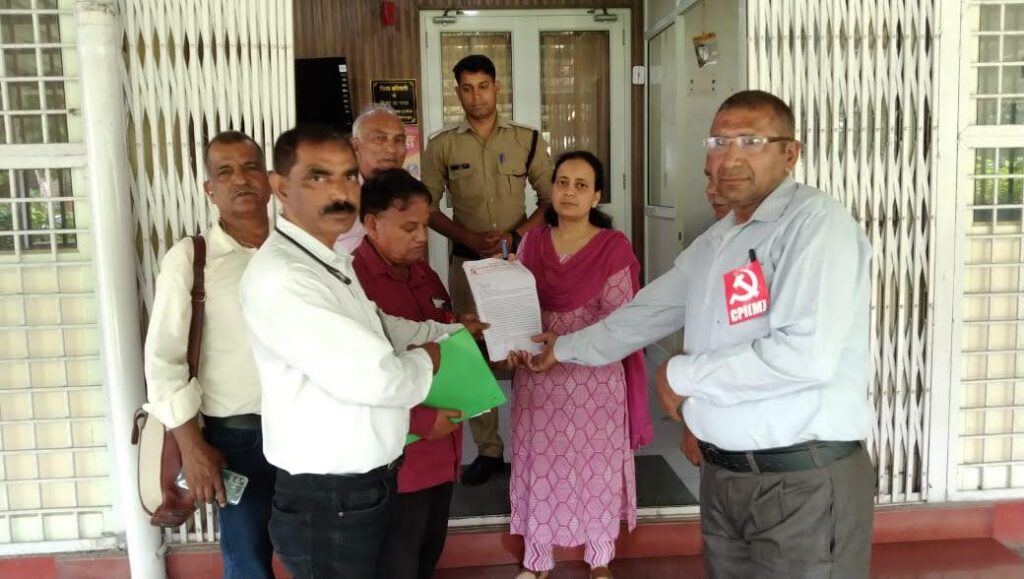 मलिन बस्तियों के ध्वस्तीकरण के खिलाफ सीपीएम ने चलाया हस्ताक्षर अभियान,सीएम को सौंपा ज्ञापन