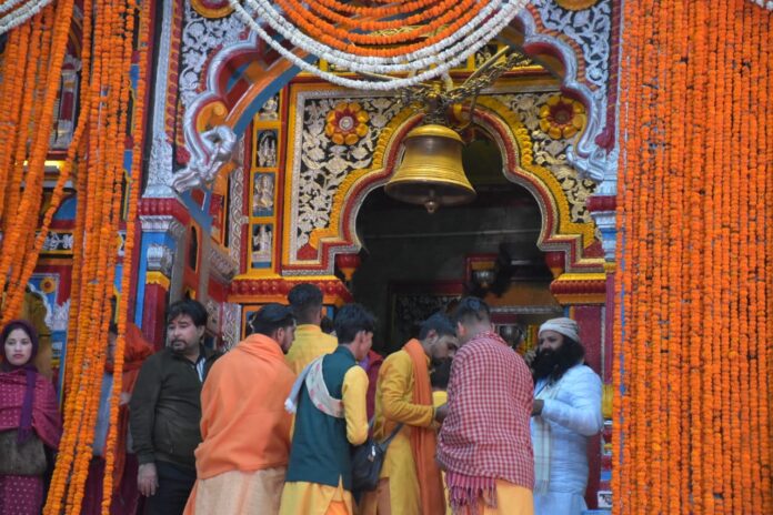 बदरीनाथ धाम के कपाट खुलने पर उमड़ी श्रद्धालुओं की भीड़