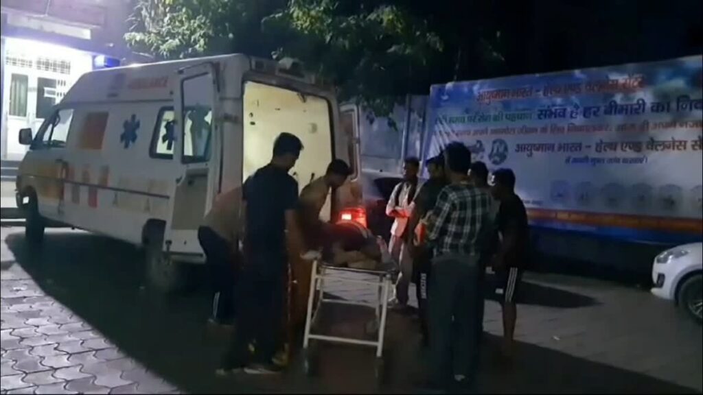 देर रात को  अज्ञात वाहन से आमने-सामने भिड़ गई कार, हादसे में दो लोगों की मौत, तीन घायल