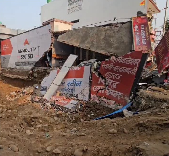  दुकान का लिंटर गिरा,लोगों ने भागकर बचाई जान