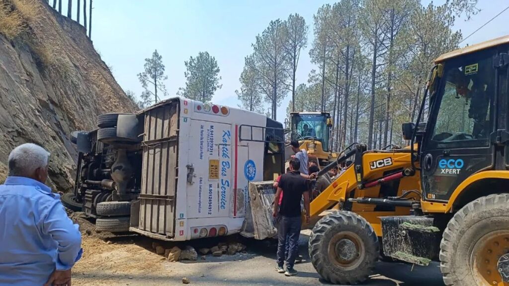 सिलक्यारा के निकट सड़क पर पलटी यात्रियों की बस, कुछ लोगों को लगी चोट