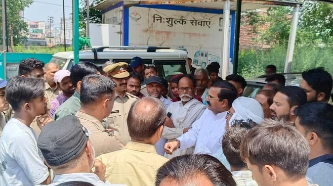 रखवाली करने को रात को खेत पर गये किसान को जंगली हाथी ने पटक-पटककर मार डाला