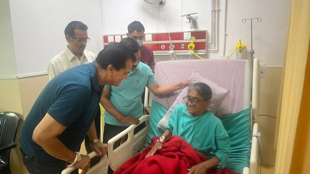 रुटीन जांच के लिए यूपी के सीएम योगी आदित्यनाथ की मां सावित्री देवी बिष्ट एम्स में भर्ती