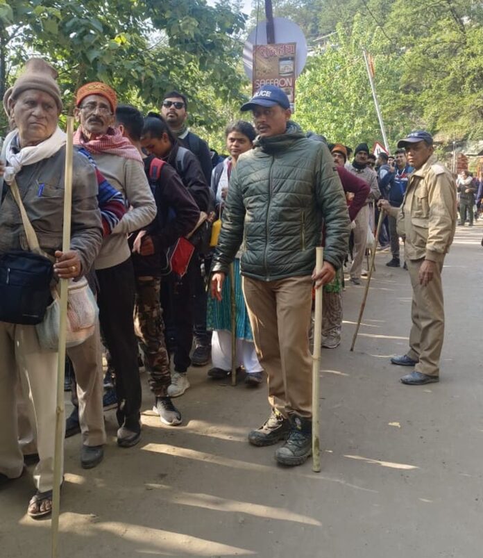 श्रद्धालुओं को कतार में लगा कर आगे भेज रही है पुलिस, यात्रा मार्ग पर बढ़ती भीड़ से लिया फैसला
