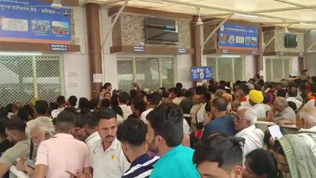 चारधाम यात्रा का पंजीकरण कराने के लिए लगीं श्रद्धालुओं की लंबी कतारें