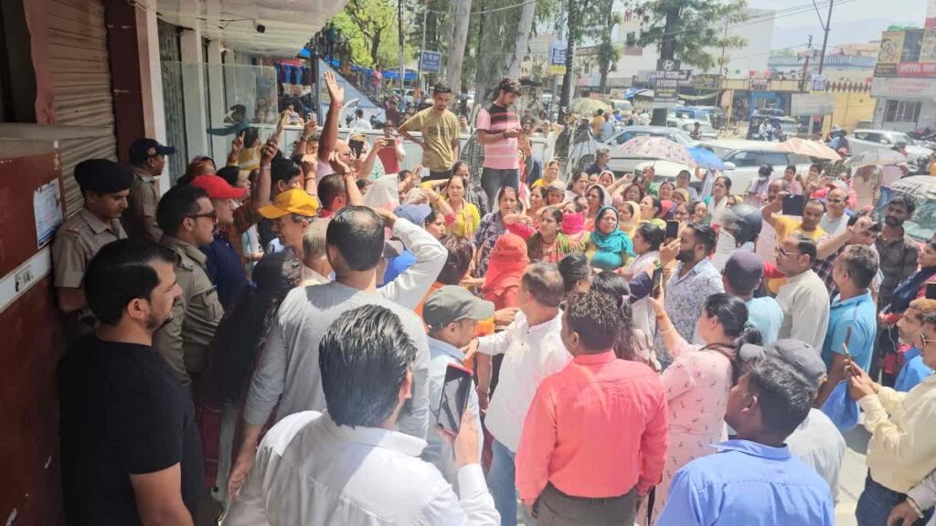 हाईवे जाम करने वाले 5 नामजद समेत 55 अज्ञात पर केस दर्ज, शराब की दुकान का कर रहे थे विरोध