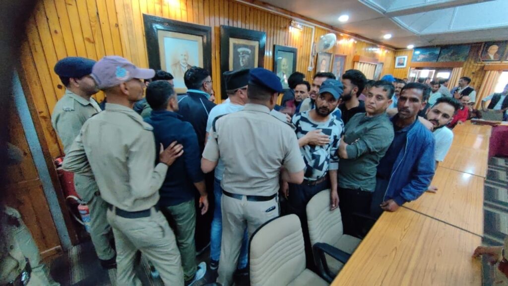मसूरी में मतदाता सूची से नाम हटाने को लेकर हंगामा, SDM कोर्ट में सुनवाई को पहुंचे थे लोग