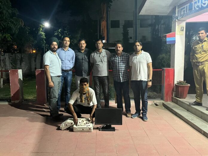 एसटीएफ के हत्थे चढ़ गया शातिर साईबर ठग गैंग का सरगना, ठगी के 22 मामले हैं दर्ज़