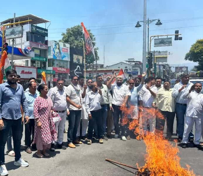 नीट में गड़बड़ी और चारधाम यात्रा की अव्यवस्थों को लेकर सड़कों पर उतरी कांग्रेस