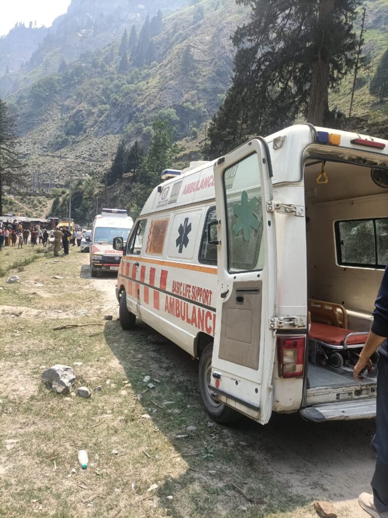 नेशनल हाईवे पर बड़ी चट्टान गिरने से एक व्यक्ति की मौत,आठ लोग घायल