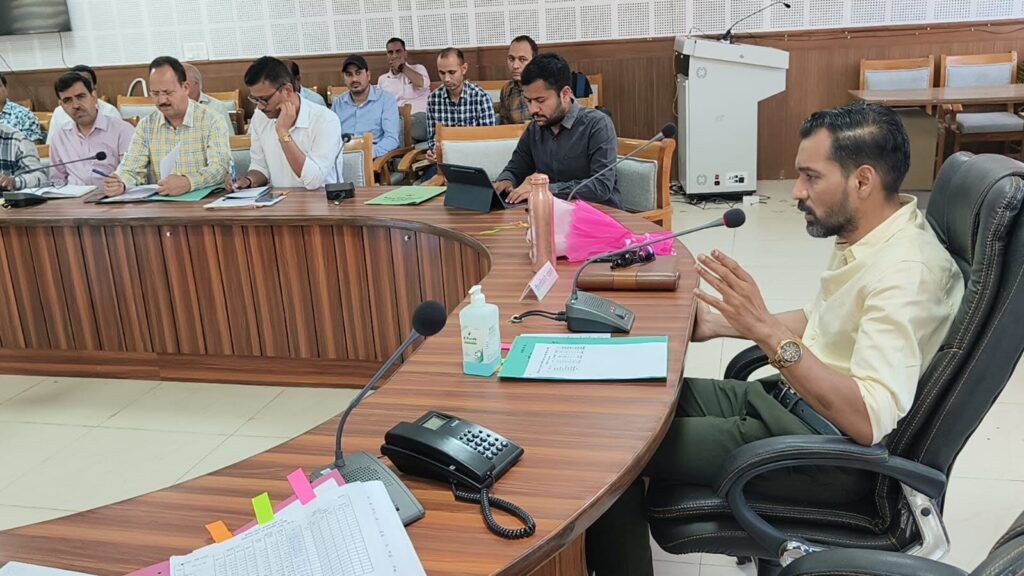 जिला योजना की समीक्षा बैठक में अधिकारियों पर विफरे डीएम डाॅ आशीष चौहान 