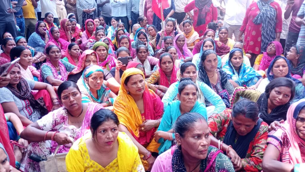 अतिक्रमण के खिलाफ बस्तियों में की जा रही कार्रवाई के खिलाफ किया गया प्रदर्शन