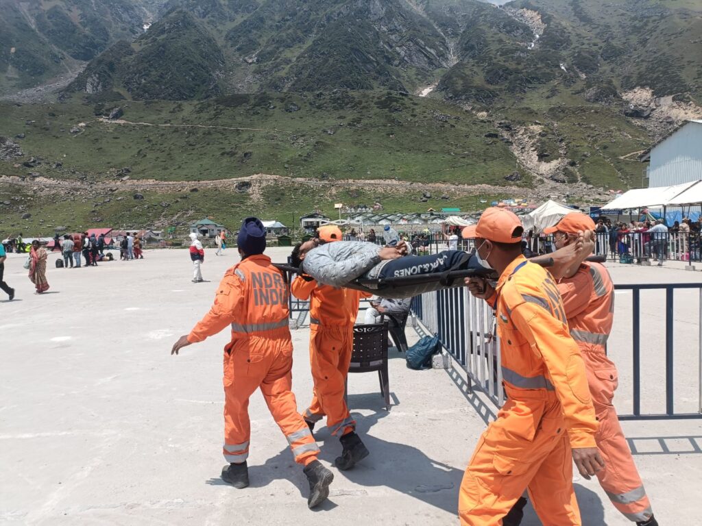 सेवा के लिए तत्पर रेस्क्यू योद्धा कठिन परिस्थितियों में यात्रा को बना रहे हैं सुरक्षित एवं सुगम
