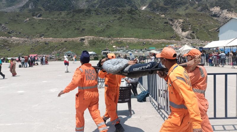 सेवा के लिए तत्पर रेस्क्यू योद्धा कठिन परिस्थितियों में यात्रा को बना रहे हैं सुरक्षित एवं सुगम