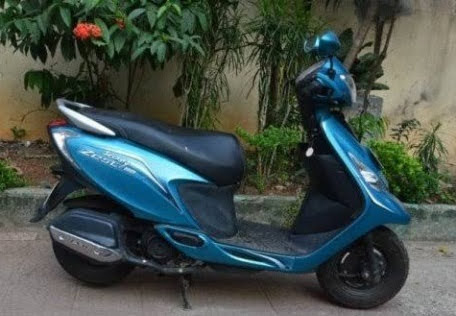 यहां अपराधियों के हौसले बुलंद, दिन दहाड़े फ्लैट के बाहर से चुरा ली स्कूटी