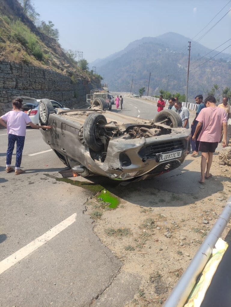 ब्रेक फेल होने से सड़क पर पलट गई पर्यटकों की कार, एक की मौत, छह लोग घायल