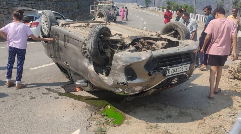 ब्रेक फेल होने से सड़क पर पलट गई पर्यटकों की कार, एक की मौत, छह लोग घायल