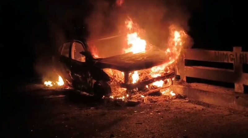 कार बनी आग का गोला, चालक ने कूदकर बचाई जान