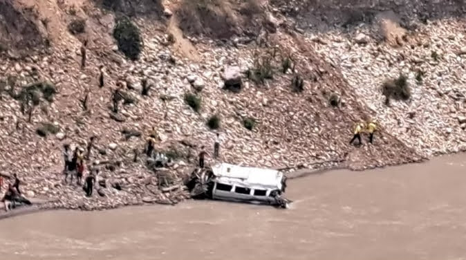 बदरीनाथ हाईवे पर टेम्पो ट्रेवलर अनियंत्रित होकर अलकनंदा में गिरा,दस लोगों की मौत की खबर