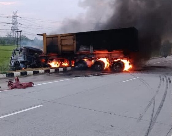 भिड़ंत के बाद डंपरों में लगी आग,जिंदा जलकर चालक की दर्दनाक मौत