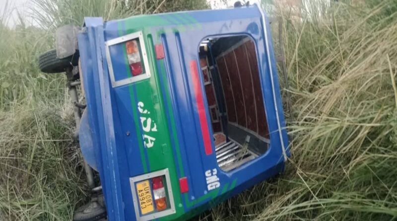 अनियंत्रित होकर गड्ढे में पलटा टेंपो, दो बुजुर्गों की मौत